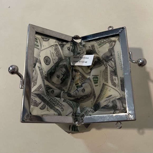 PrettyLittleThing Money Print Plastic Clutch - Picture 3 of 3